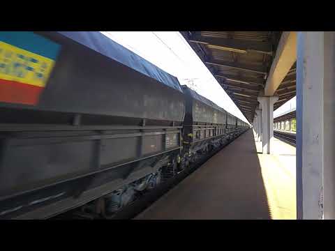 Marfar CFR Marfa cu locomotiva intercalata.