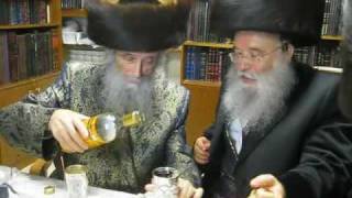 הרבי ממישקולץ אצל גדולי הדור עם ספרו החדש