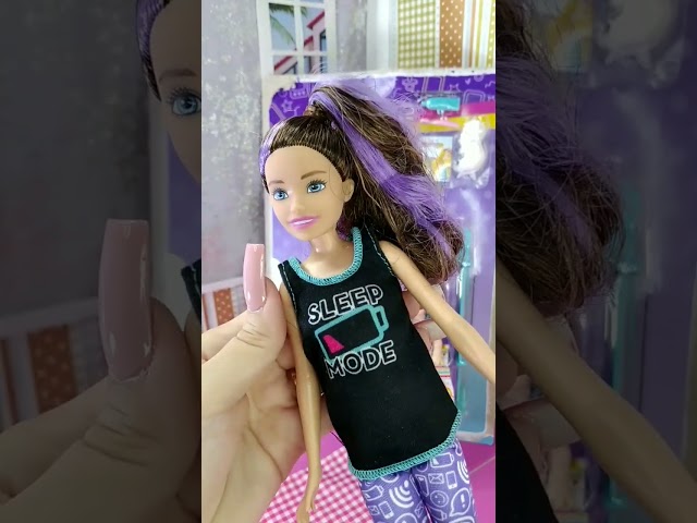 Vídeo relacionado con Barbie Skipper Babysitters Inc., Conjunto de Juego con muñeca Morena, niña pequeña Morena, bañera y 6 Accesorios, Incluido un Patito de Goma, JJB43