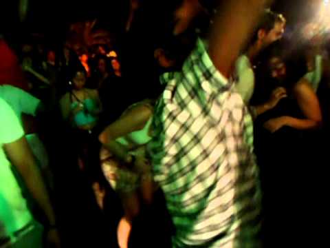 Check die kerel.. Rolien doet hem even na