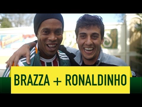 Ronaldinho Gaúcho recebe homenagem e cai no samba com Fabio Brazza