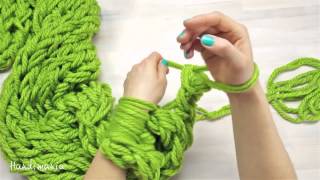Смотреть онлайн Вязание шарфа без спиц руками