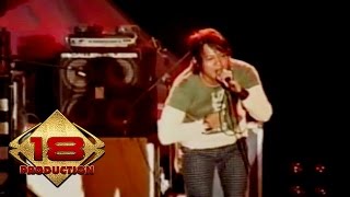Download lagu TIPE X - Karena Cemburu Live Konser ( Makasar 18 Agustus 2006 ) mp3