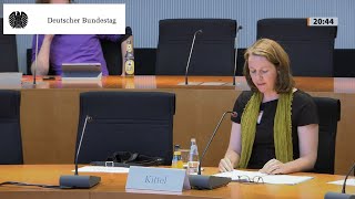 Experten rügen Be­schnei­dung von Kin­der­rechten während Corona scharf