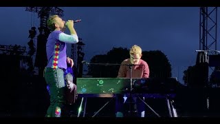 Video thumbnail of "Chris Martin and a fan perform Everglow in Munich"