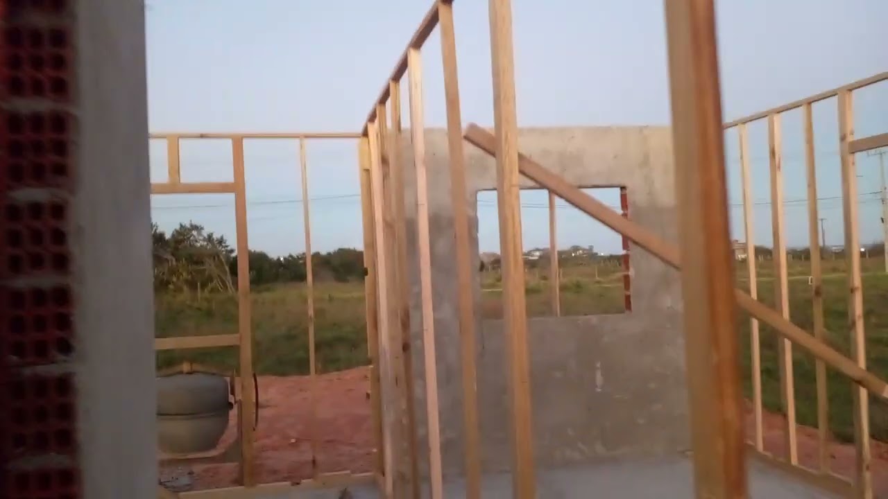 Estrutura pronta para iniciar as paredes #casa de madeira #casa na praia