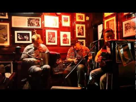 Live Irish Pub Music / Ireland Temple Bar /  Amy Winehouse/ The Zutons Cover Valerie- HD Quality