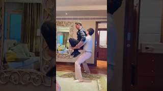 Download lagu Akshay Kumar leaves Tiger Shroff hanging mid-air; fans call it 'moye moye' moment 😂 #shorts mp3