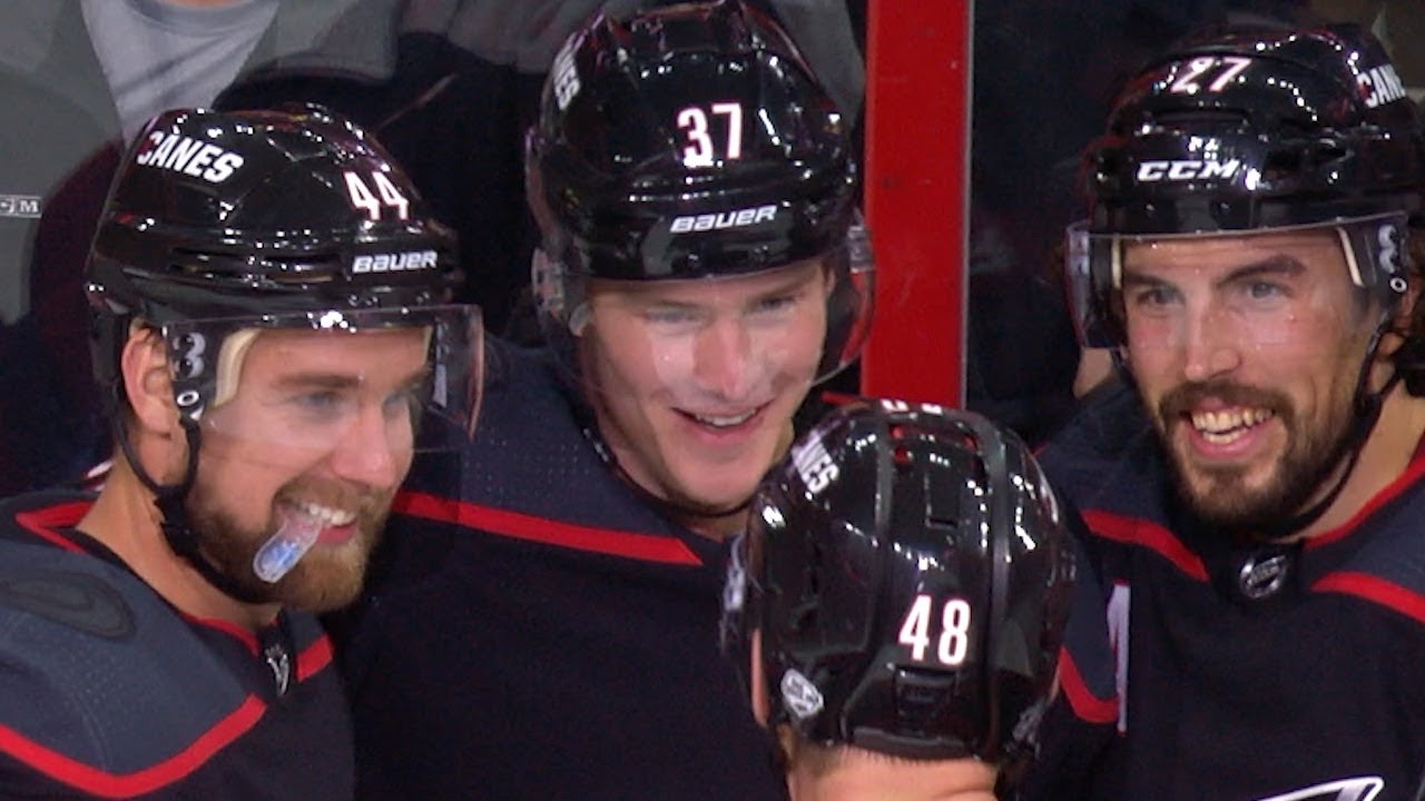 Vidéo: Andrei Svechnikov marque son PREMIER BUT!!!!