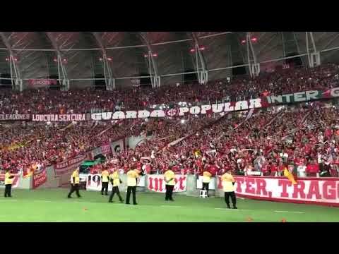 "Torcida do Internacional faz o hino do clube ecoar no Gigante da Beira-Rio" Barra: Guarda Popular • Club: Internacional