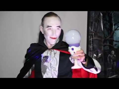Dracula bei einer Halloween-Seifenblasenshow mit Neonlicht