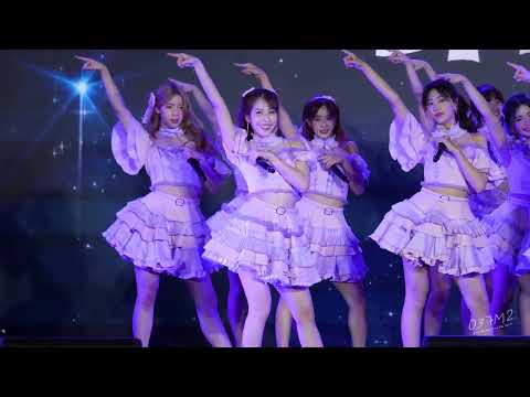 BNK48 Minmin - High Tension @ The Magical Christmas, The EmQuartier [Fancam 4K 60p] 221225