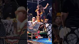 Download lagu Tragedi penari cantik kesurupan jatuh dari kendang #menyeramkan #jaranan #jathilan #kudalumping mp3