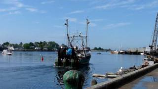 preview picture of video 'Fishing boats on the move. Gloucester Harbor. Gloucester, Massachusetts'