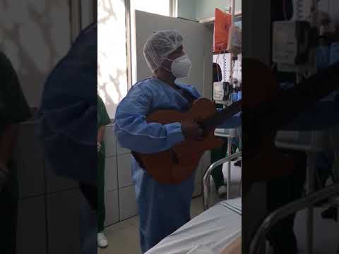 Assis Bezerra leva musicoterapia para ajudar pacientes com Covid no Hospital do Monte Castelo