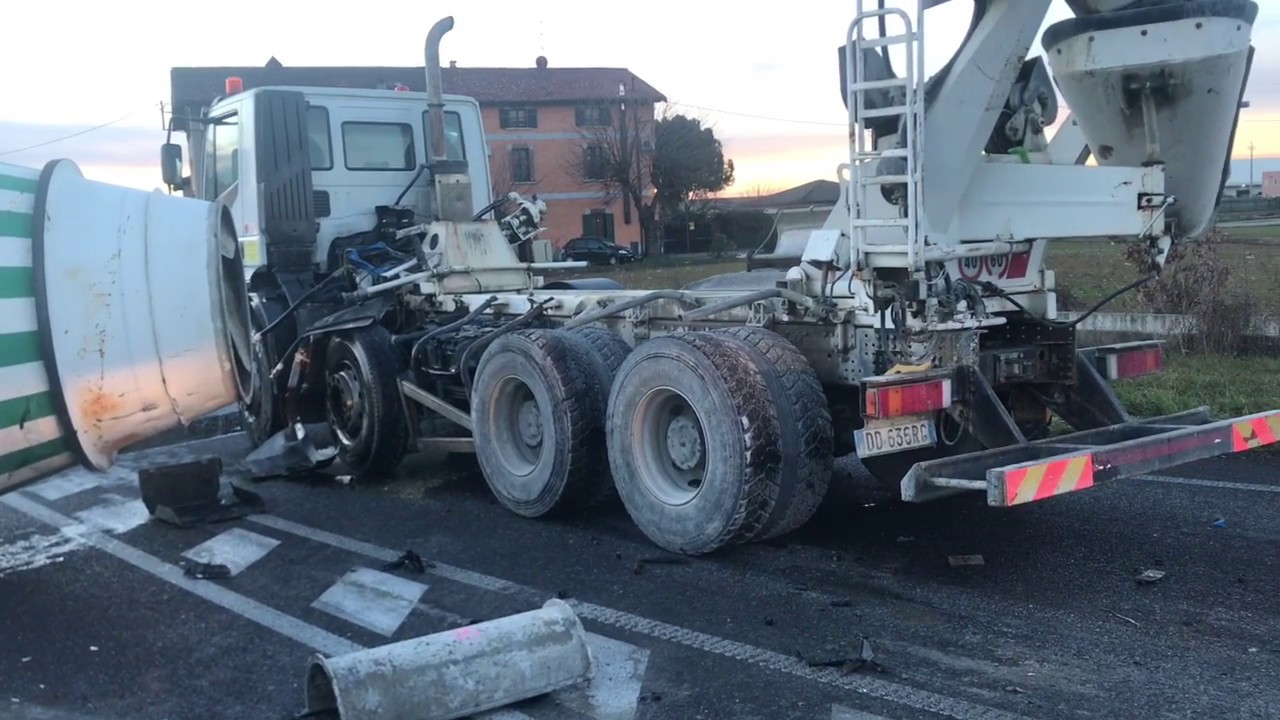Incidente a Zanica: betoniera colpisce un suv
