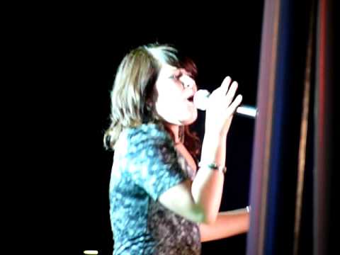 Maaike Vos =  x-factor.Tijdens feestje Marga Bult.