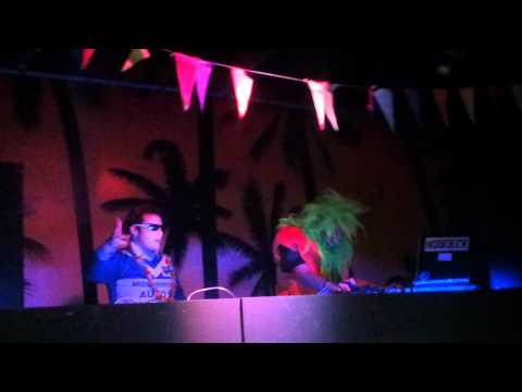 Nicky gaat los met noisekick achter de draaitafels