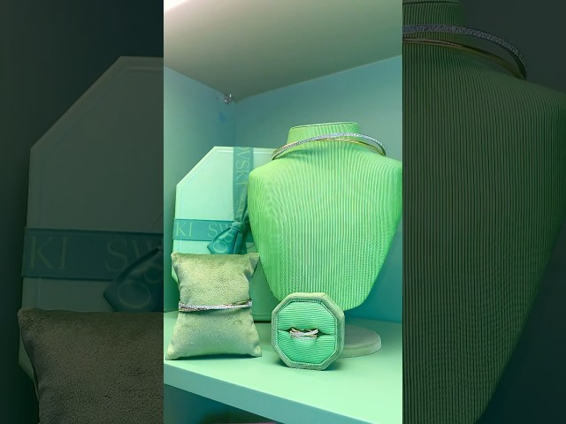 Vídeo relacionado con Swarovski Hyperbola Llavero, Motivo de Símbolo de Infinito Doble con Cristales Transparentes en Acabado de Metal Mixto, Parte de la Colección Swarovski Hyperbola