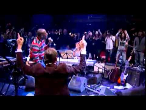 Wyclef Jean's handstand during 'Sweetest Girl' performance