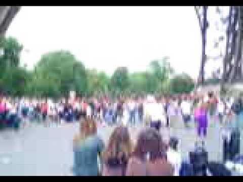 baile en la torre eifel