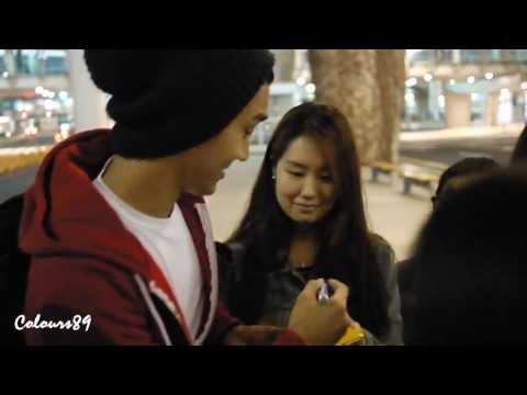 130508 Siwon signs autograph for fans at  incheon airport