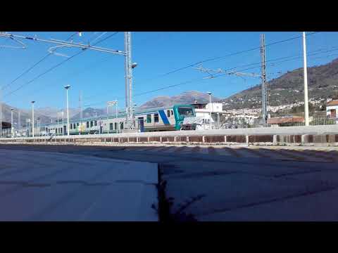 Regionale da la precedenza a un IC in transito stazione di Praja-Ajeta-Tortora!!!