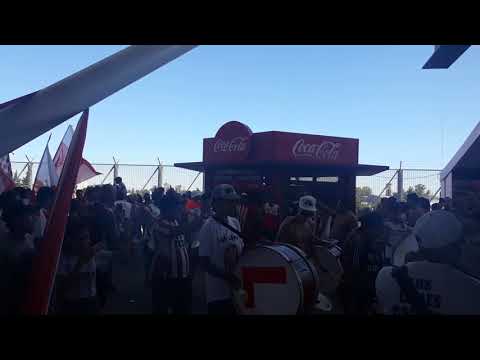 "Entrada de la hinchada pincha vs Newell's... Edlp 4 nob 2" Barra: Los Leales • Club: Estudiantes de La Plata