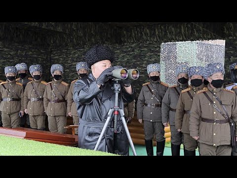 شاهد ضباط "مقنعون" يحيطون بزعيم كوريا الشمالية أثناء إشرافه على مناورات للجيش…