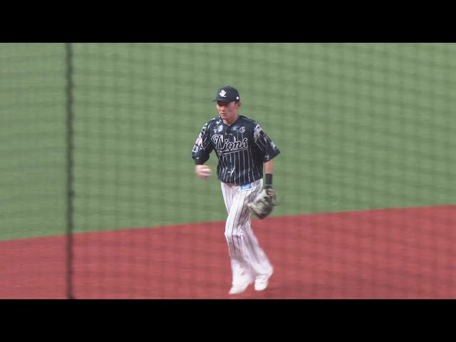 【8回表】追加点を防いだ!! ライオンズ・源田壮亮 痛烈な打球をジャンピングキャッチ!! 2024年8月31日 埼玉西武ライオンズ 対 北海道日本ハムファイターズ