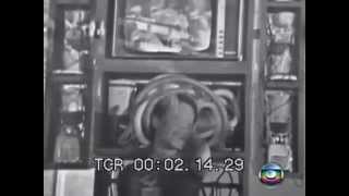 ELIS REGINA canta "Comunicação" enquanto passeia pelo MAM-RJ