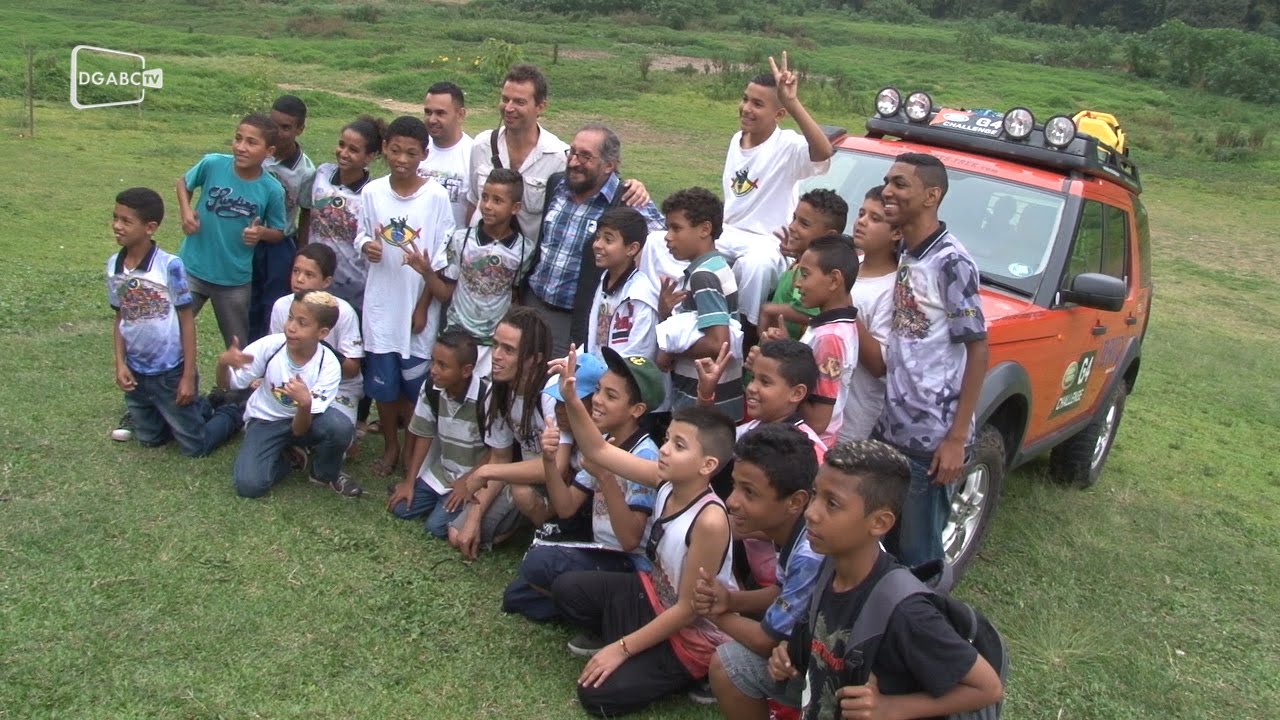 Policial inglês visita projeto cultural em comunidade carente de Diadema 