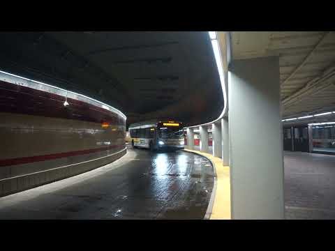 Ônibus MBTA: Harvard Sq com destino a XDE40 3135 Rt.77 no nível inferior do túnel de ônibus de Harvard