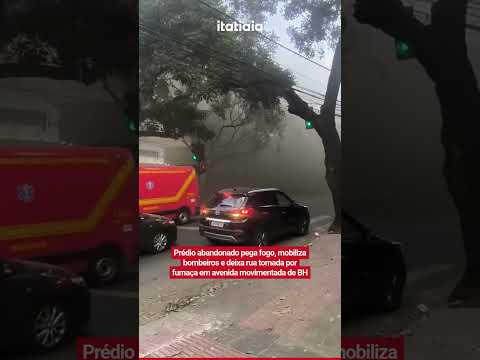 PRÉDIO ABANDONADO PEGA FOGO, MOBILIZA BOMBEIROS E DEIXA RUA TOMADA POR FUMAÇA EM AVENIDA DE BH