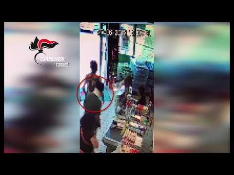 Torino, cuoco licenziato, bandito per necessità: fa la fila al supermarket, poi lo rapina