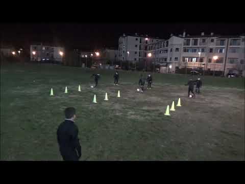 Staffetta tecnico-condizionale: guida della palla con cambi di direzione e velocità