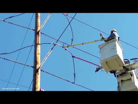 Elettricista all'azione con 115.000 volt [115kV] [Alta tensione] [Corrente elettrica] [Pericoloso]
