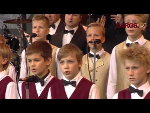 Latviešu strēlniekiem - 100. Jāzepa Mediņa mūzikas skolas zēnu koris viesojas Ādažu bāzē