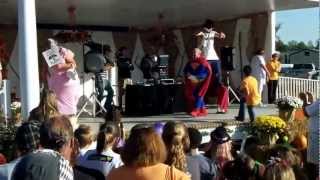 preview picture of video 'Papa Winning the Costume Contest $150.00 Winner'