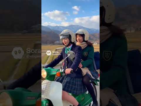 スーパーカブを2人乗りする女子高生