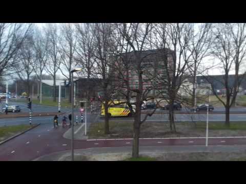 Twee ambulances met spoed van post Zaandam kruisen elkaar op de Rotonde Zaandam