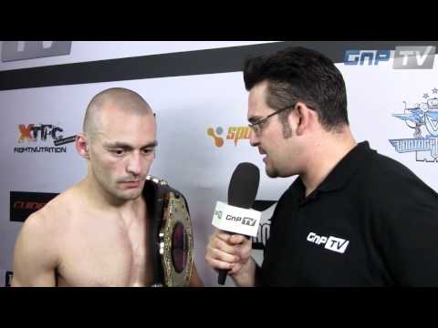 Kombat Komplett 6 - Patrick Berisha nach seinem Titelgewinn