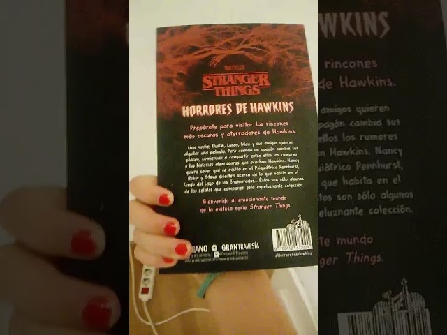 Vídeo relacionado con Hawkins. El Archivo Incompleto: Solo Faltas tú. Stranger Things Libro. Merchandising Stranger Things. Regalo para fan Stranger Things