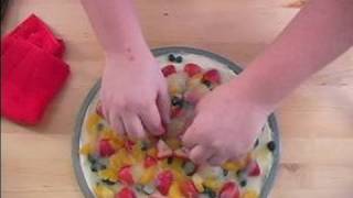 Diabetic Appetizer Recipes : Adding Strawberries for Fruit Pizza