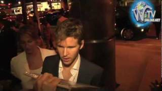 Ryan Kwanten signe des autographes