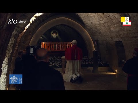 Visite et prière sur la tombe de saint Charbel Makhlouf au Liban