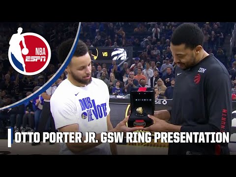 Steph Curry überreicht Otto Porter Jr. seinen Ring, den Warriors-Meisterschaftsring 2022 🔥