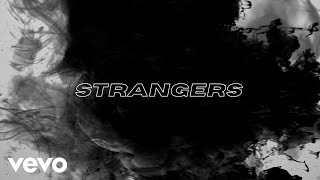 Kadr z teledysku Strangers tekst piosenki Laura Tesoro & Loïc Nottet feat. Alex Germys