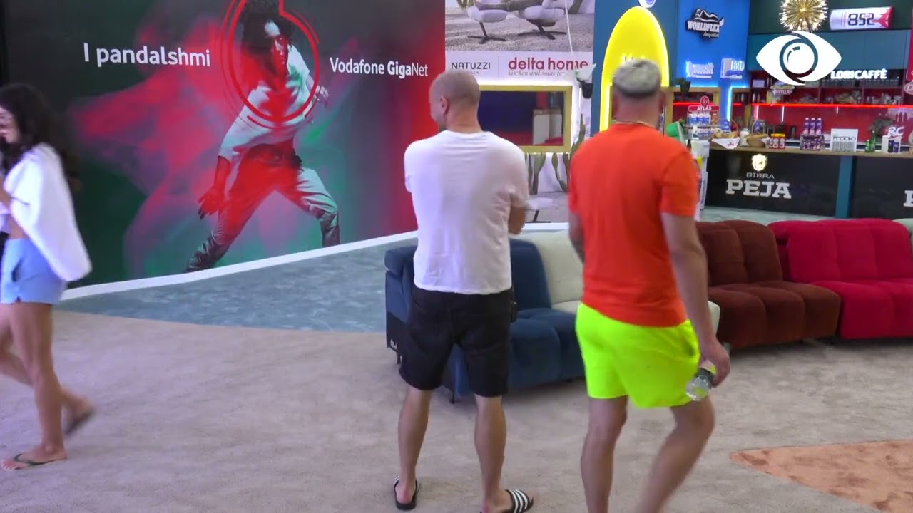 Vazhdon rrengu me zarfat, Deamishel mbledh banorët në living