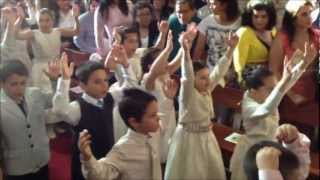 preview picture of video 'Crianças a dançar na Igreja de São Martinho de Mouros'
